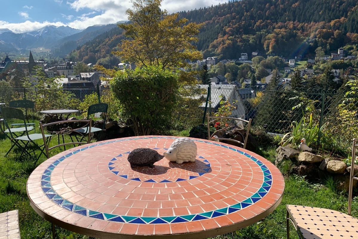 Vue panoramique du jardin de la villa val rose et possibilités de prendre vos repas
