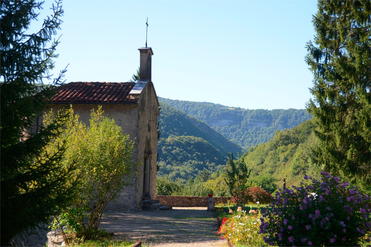 Abbaye de Saint Rambert en Bugey - La parc avec la vue sur les montagnes