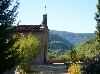 Abbaye de Saint Rambert en Bugey - La parc avec la vue sur les montagnes