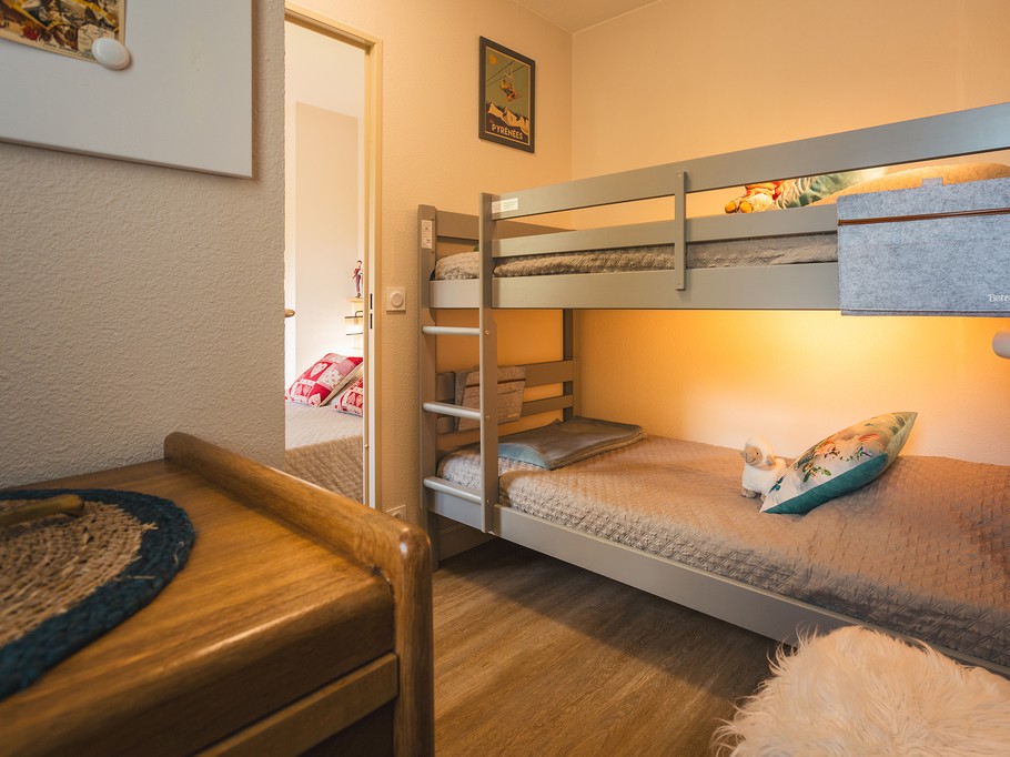 Chambre cabine enfants avec fenêtre, grande placard penderie et meuble chiffonnier