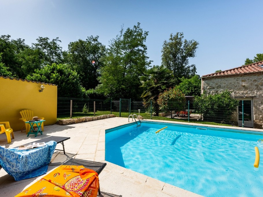 une piscine doublement sécurisée : alarme et clôture !