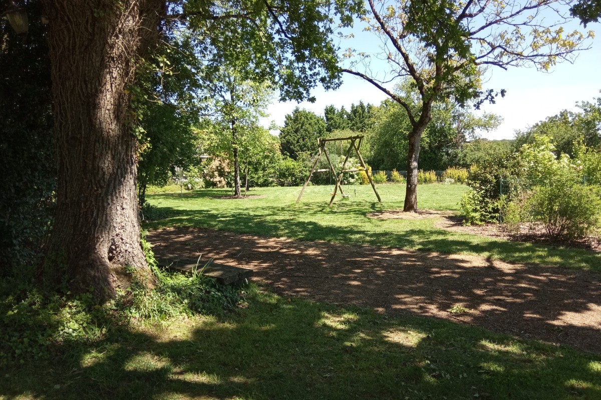 terrain privé et clos, avec balançoire et terrain de pétanque