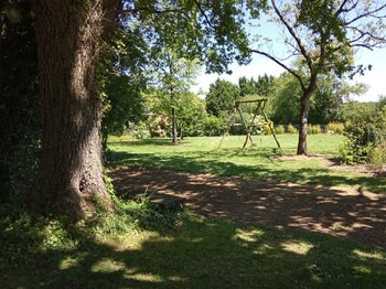 terrain privé et clos, avec balançoire et terrain de pétanque
