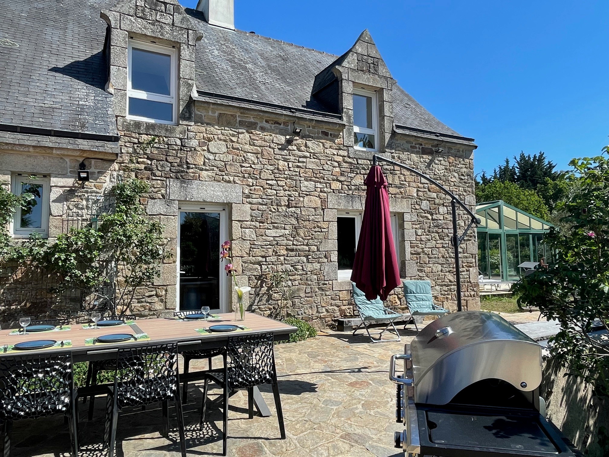 Grande terrasse et barbecue