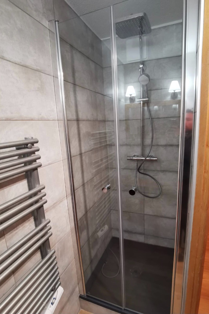 Salle de bain avec douche à l'italienne
