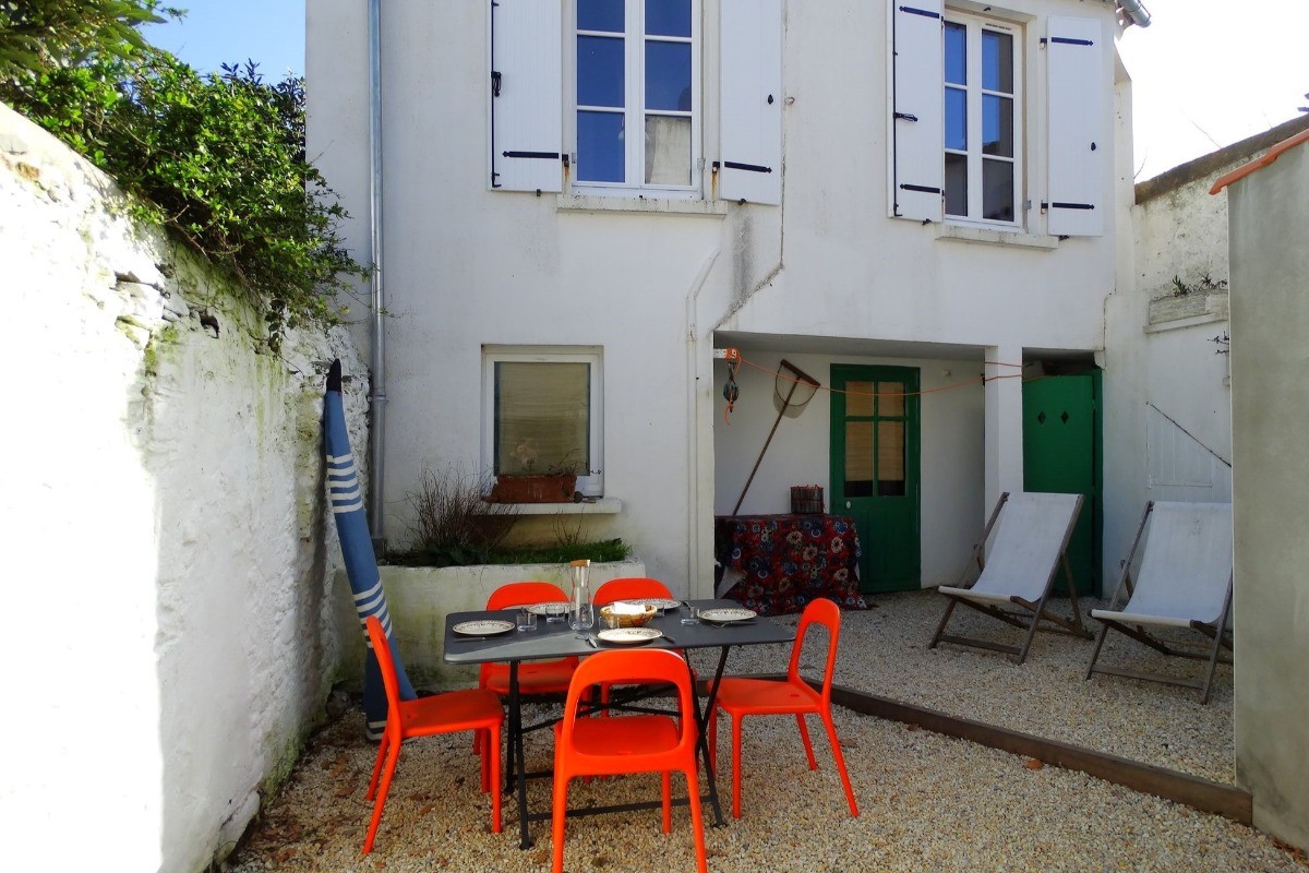 Cour et accès à la 2ème maison au fond