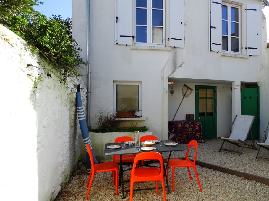 Cour et accès à la 2ème maison au fond