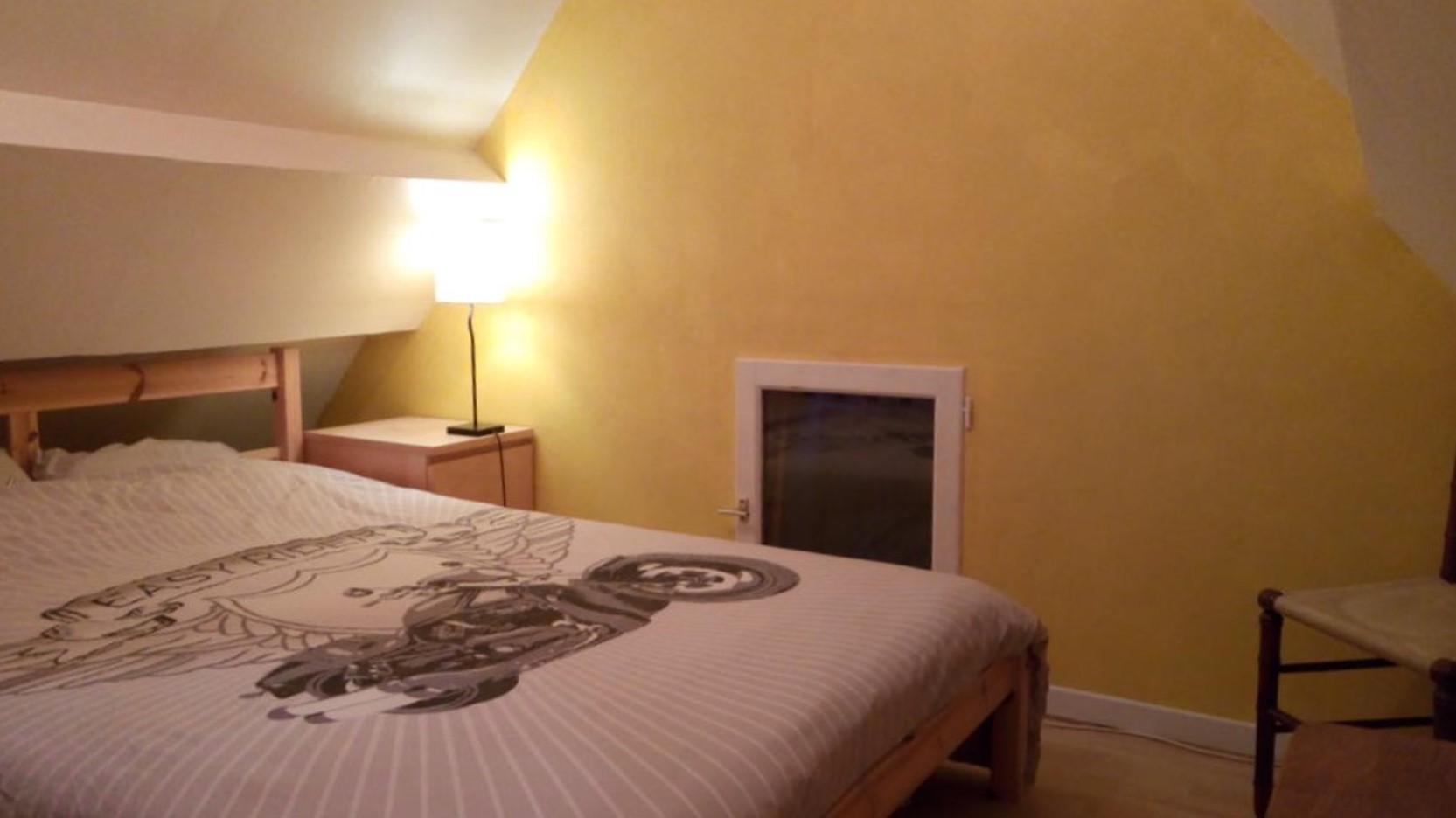 Chambre avec un lit 140 cm en mezzanine, au dessus de la chambre RDC