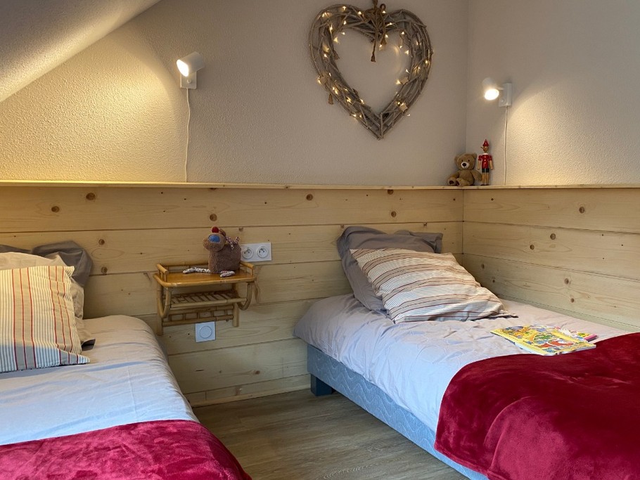 Chambre enfants, matelas latex et sommiers neufs.