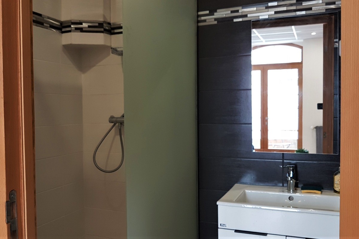 Salle d'eau avec douche grande dimension. 
Crédits photos : Clévacances 35