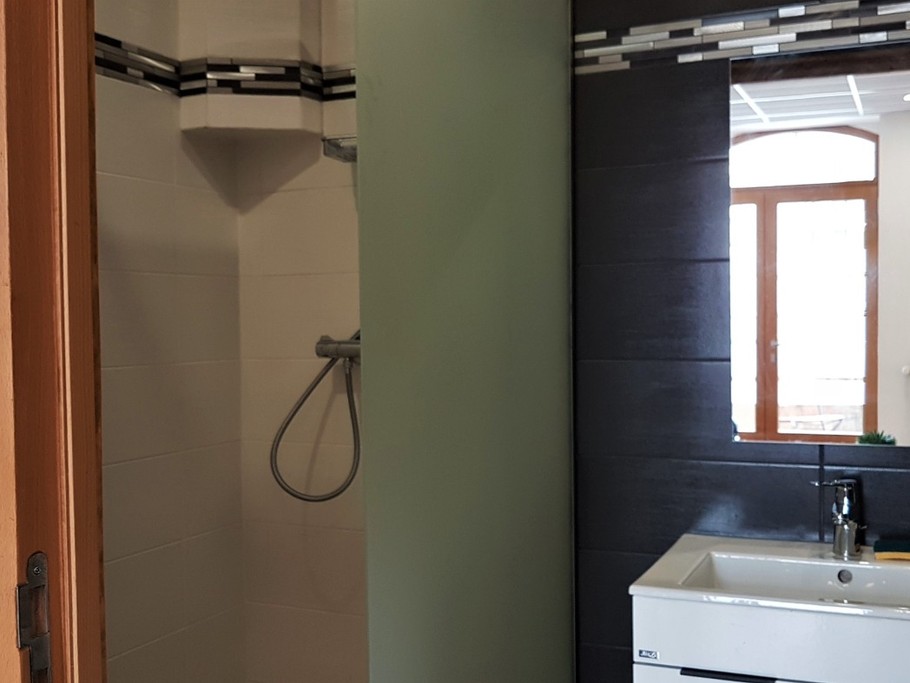Salle d'eau avec douche grande dimension. 
Crédits photos : Clévacances 35