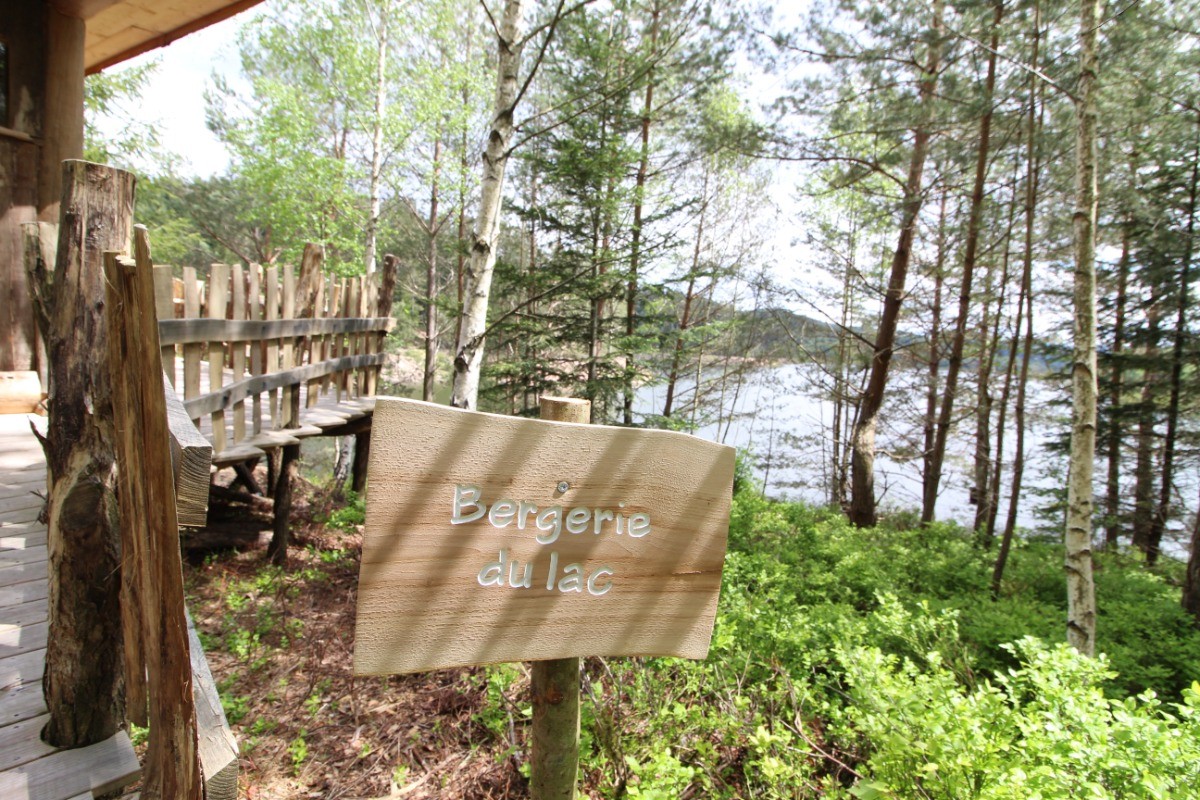 En lisière de forêt, Bergerie du Lac - Les Cabanes du Lac de Pierre Percée