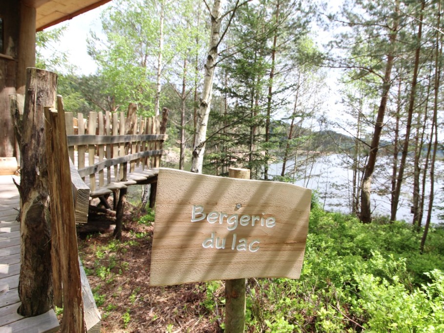 En lisière de forêt, Bergerie du Lac - Les Cabanes du Lac de Pierre Percée