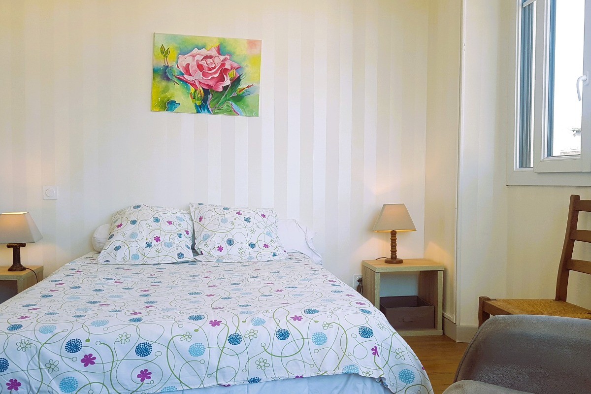 Chambre 2 lumineuse avec grande armoire