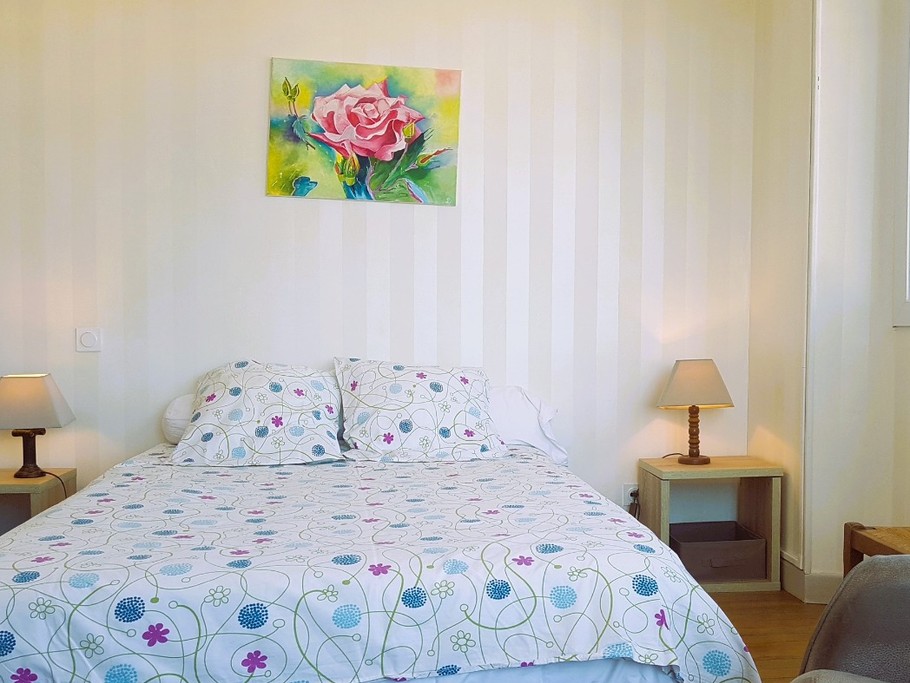 Chambre 2 lumineuse avec grande armoire