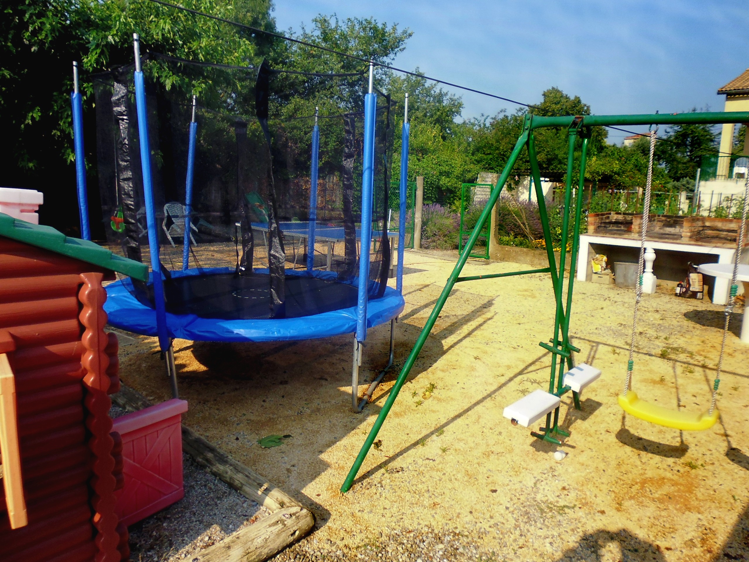 trampoline, cabane