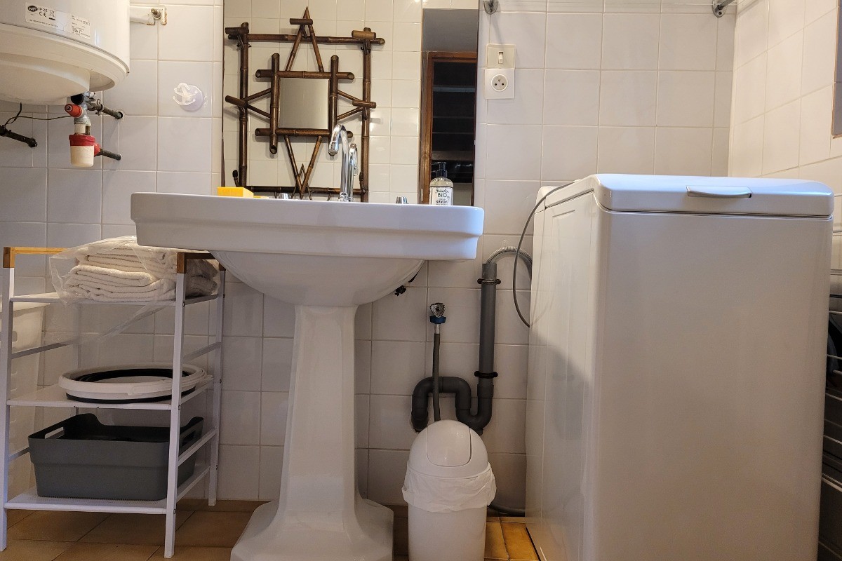 Charline - salle d'eau avec douche lavabo WC et lave-linge RDC