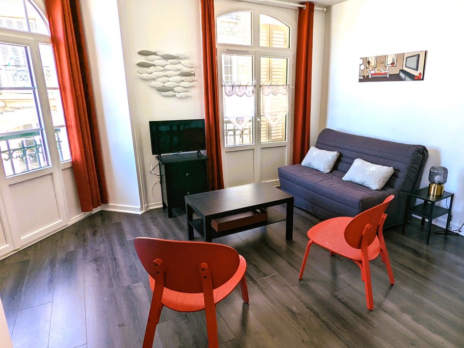 Salon avec canapé lit