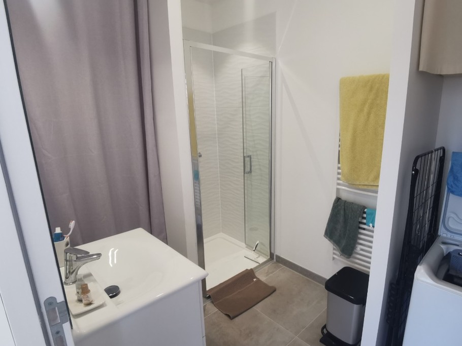 salle d'eau avec douche