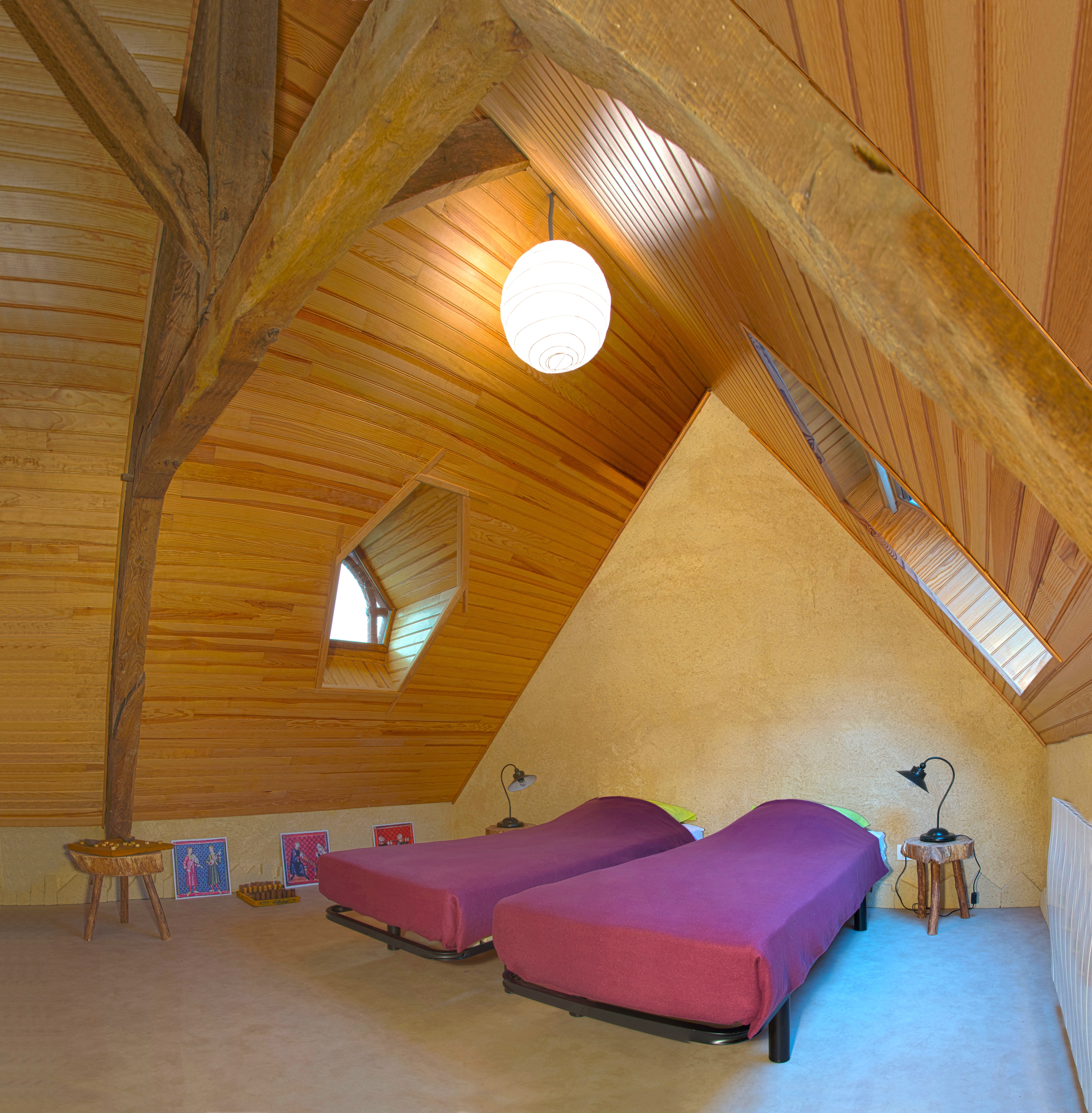 Chambre mansardée au 2nd étage avec deux lits 80x190 cm ou 1 lit 160x190 cm, avec rangements.