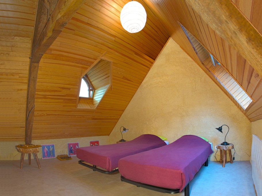 Chambre mansardée au 2nd étage avec deux lits 80x190 cm ou 1 lit 160x190 cm, avec rangements.