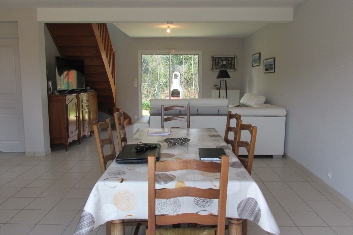 Table salle à manger et salon cuir/velours coté jardin.
