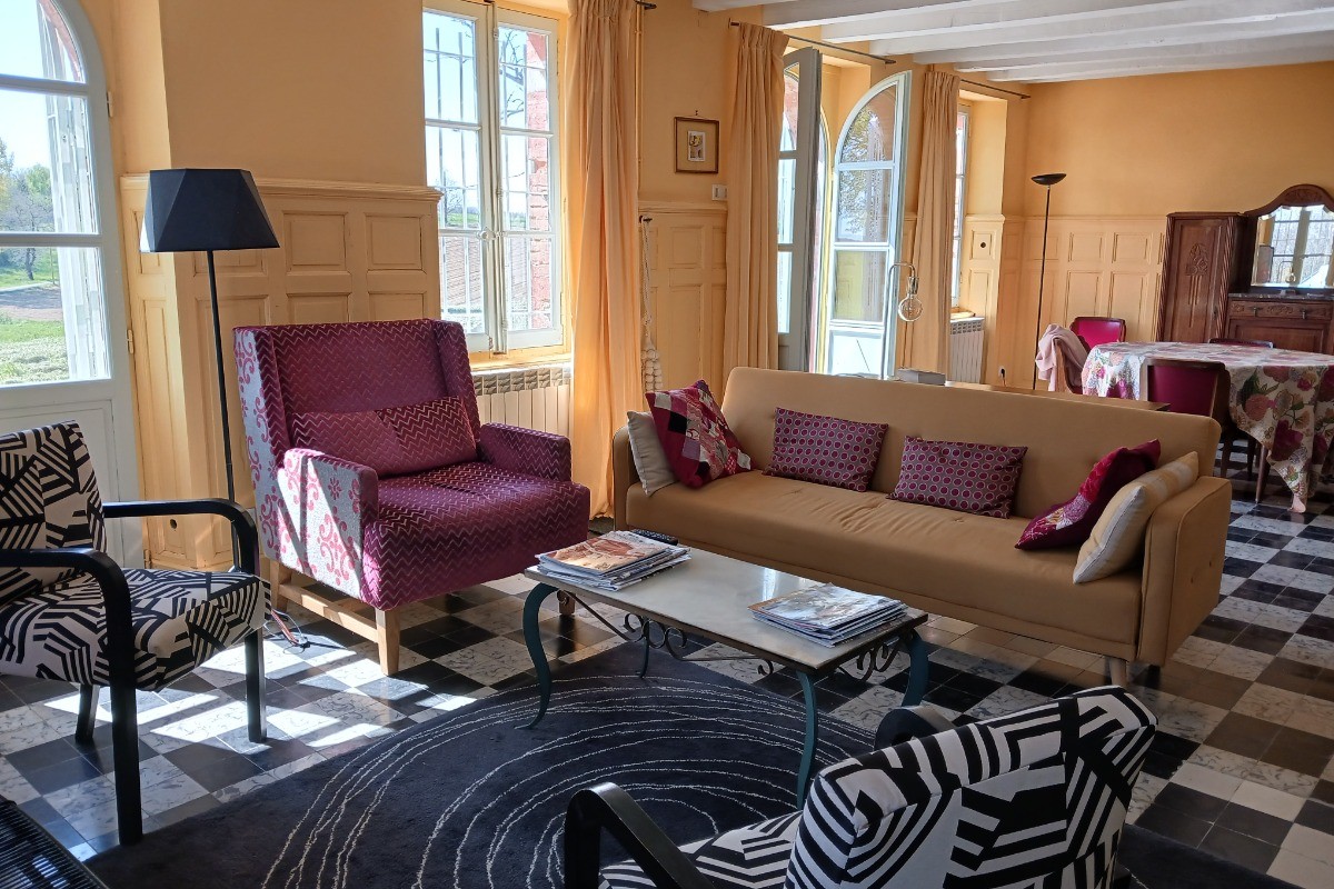 Le salon, ouvert sur les champs