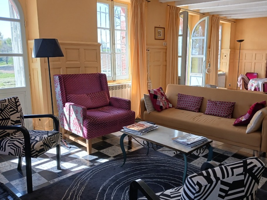 Le salon, ouvert sur les champs