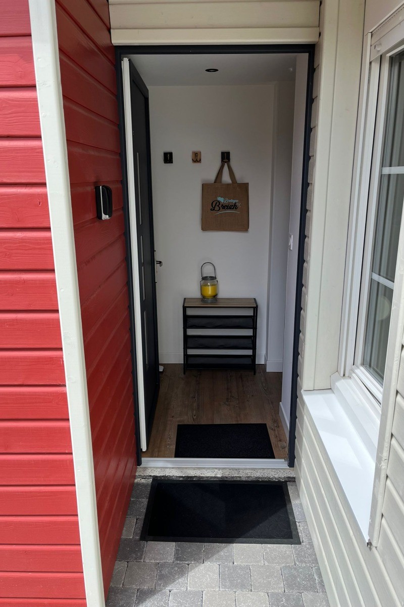 Entrée de la maison. A gauche la salle d'eau et le WC, à droite la pièce de vie et les chambres.