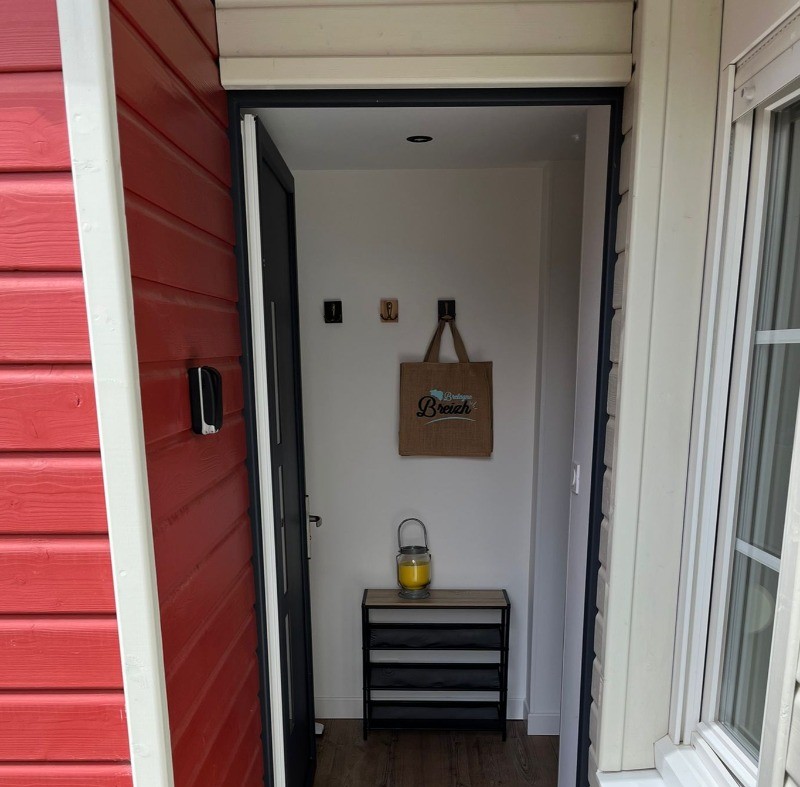 Entrée de la maison. A gauche la salle d'eau et le WC, à droite la pièce de vie et les chambres.