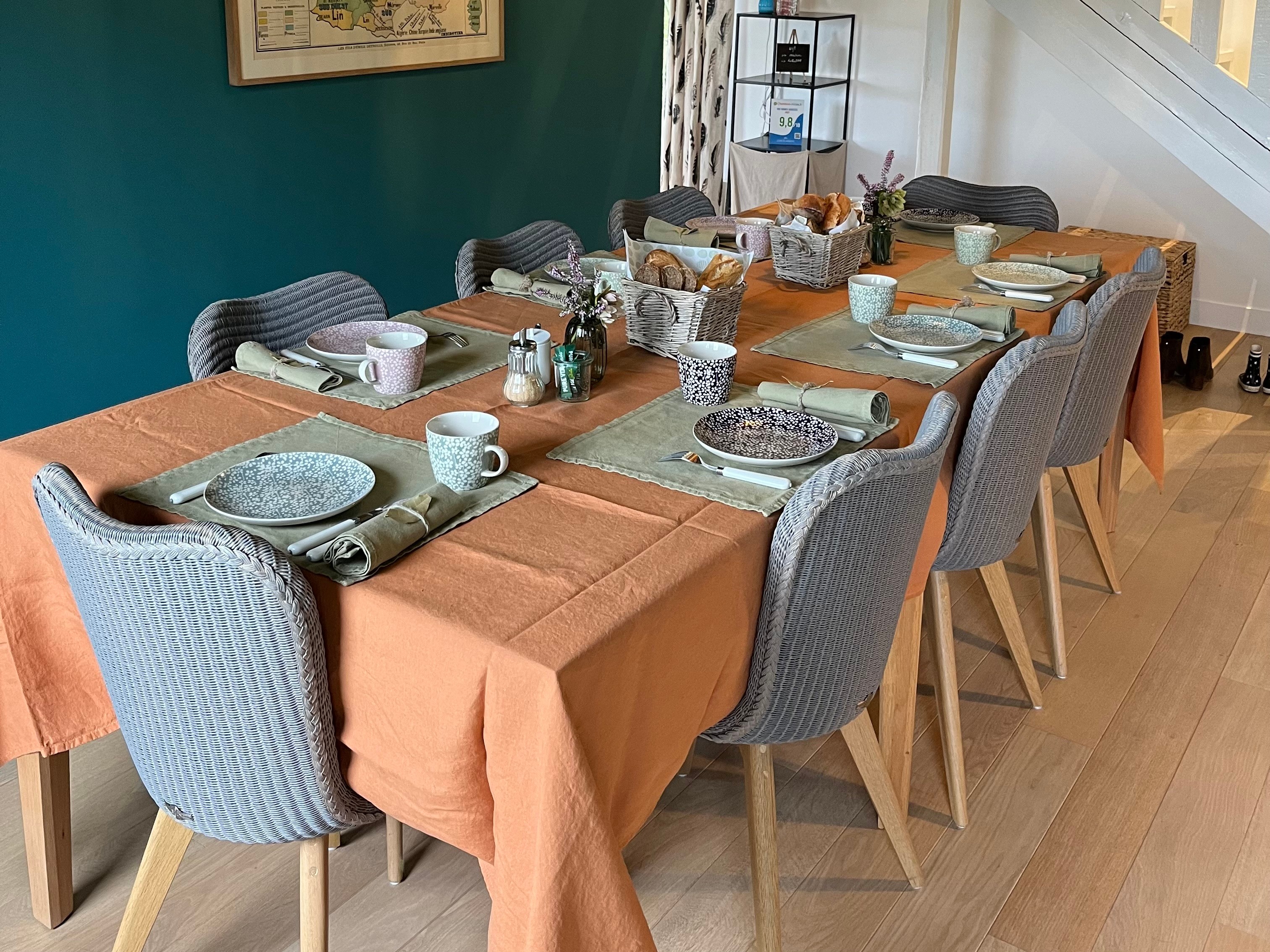 grande table de petit déjeuner