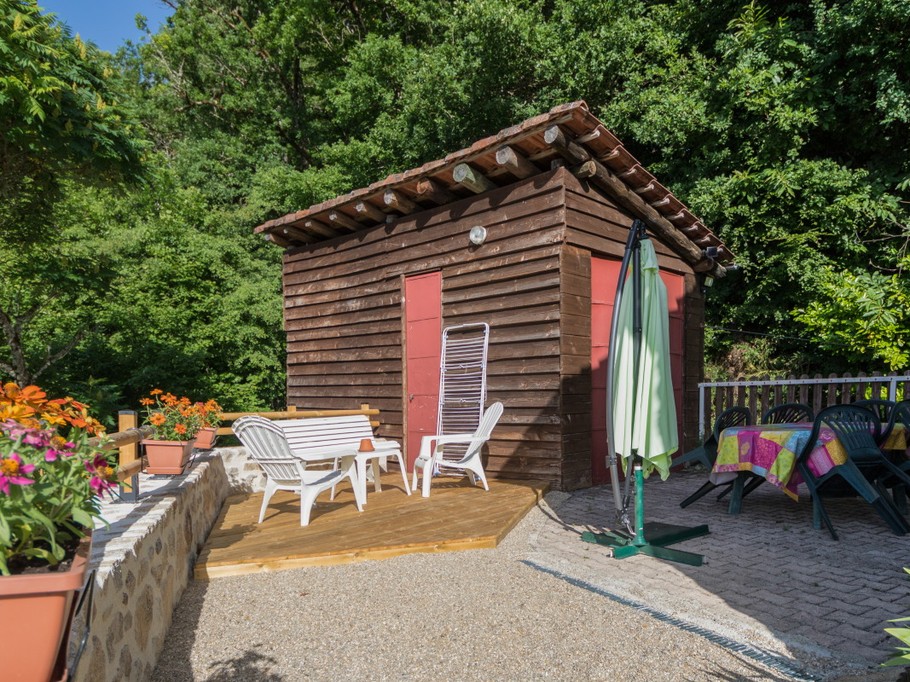 Salon de jardin extérieur exposé plein sud.