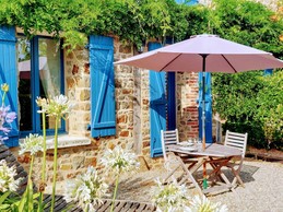 Terrace with table and chairs Agapanthe gîte
