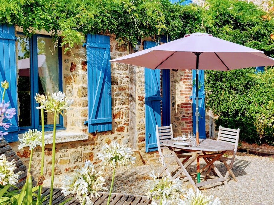 Terrace with table and chairs Agapanthe gîte