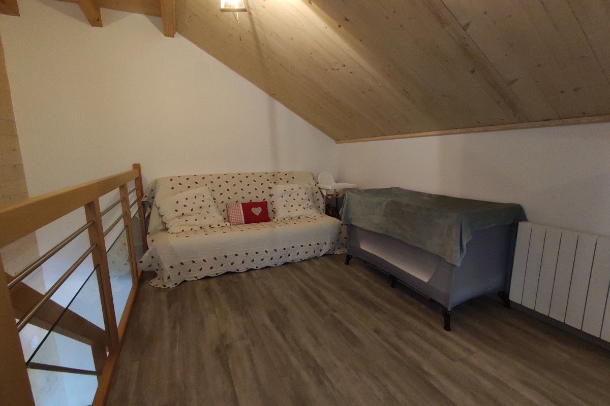 Mezzanine - espace jeux pour les enfants et lit de bébé habiller et avec matelas à disposition disposition