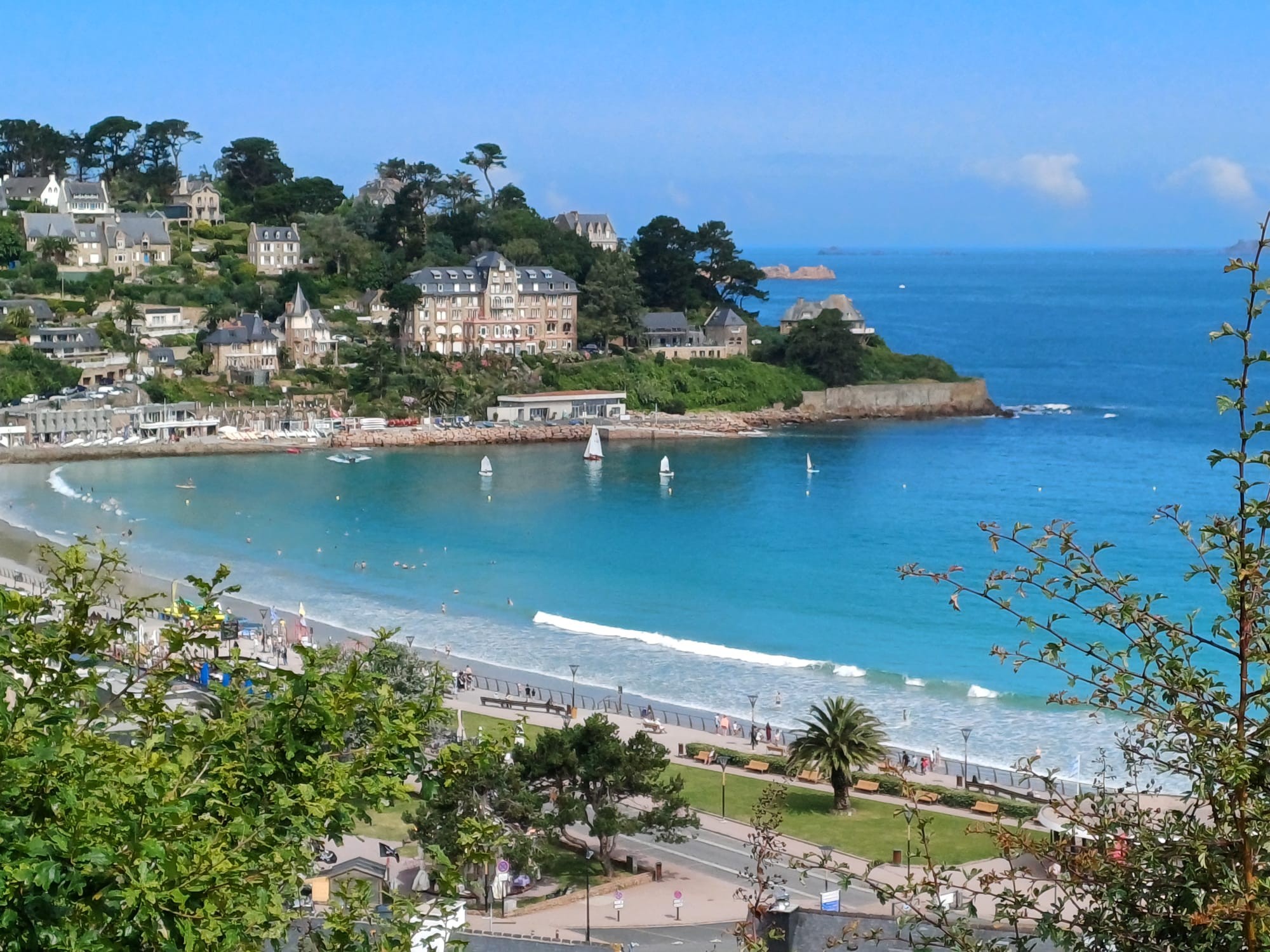 Trestraou beach is 500 m away, with its watersports centre, surf school, ferry terminal, thalassotherapy centre and restaurants.