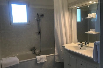 Salle de bain, Chambre Cerisier à L'Essartille en Charente à Dirac