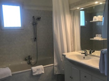 Salle de bain, Chambre Cerisier à L'Essartille en Charente à Dirac