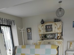 Pièce de vie avec canapé convertible