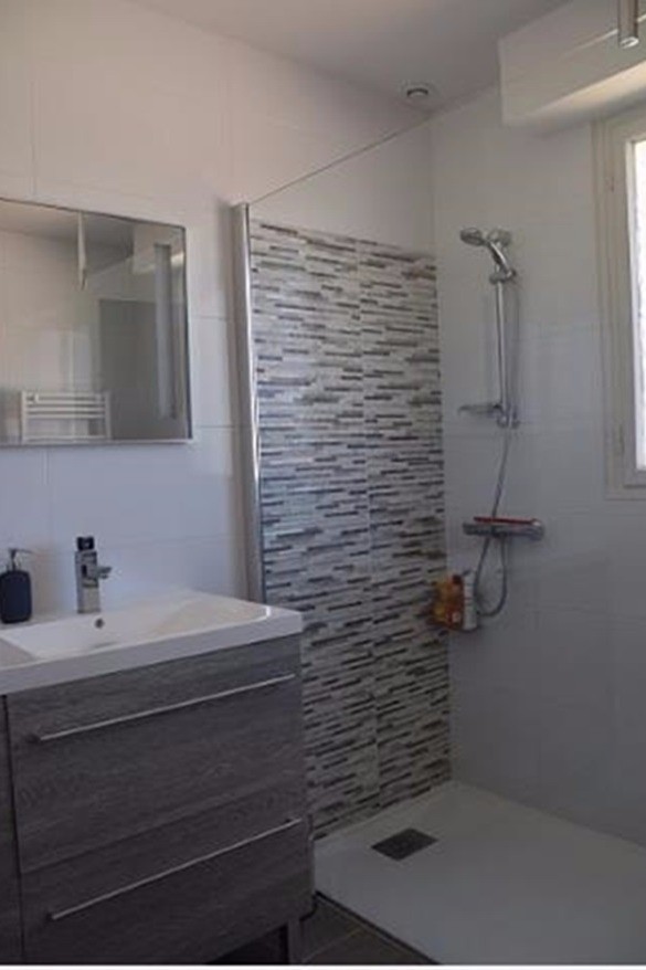 salle d'eau avec douche à l'italienne