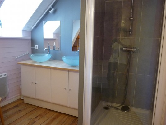 douche et lavabos de la chambre rose