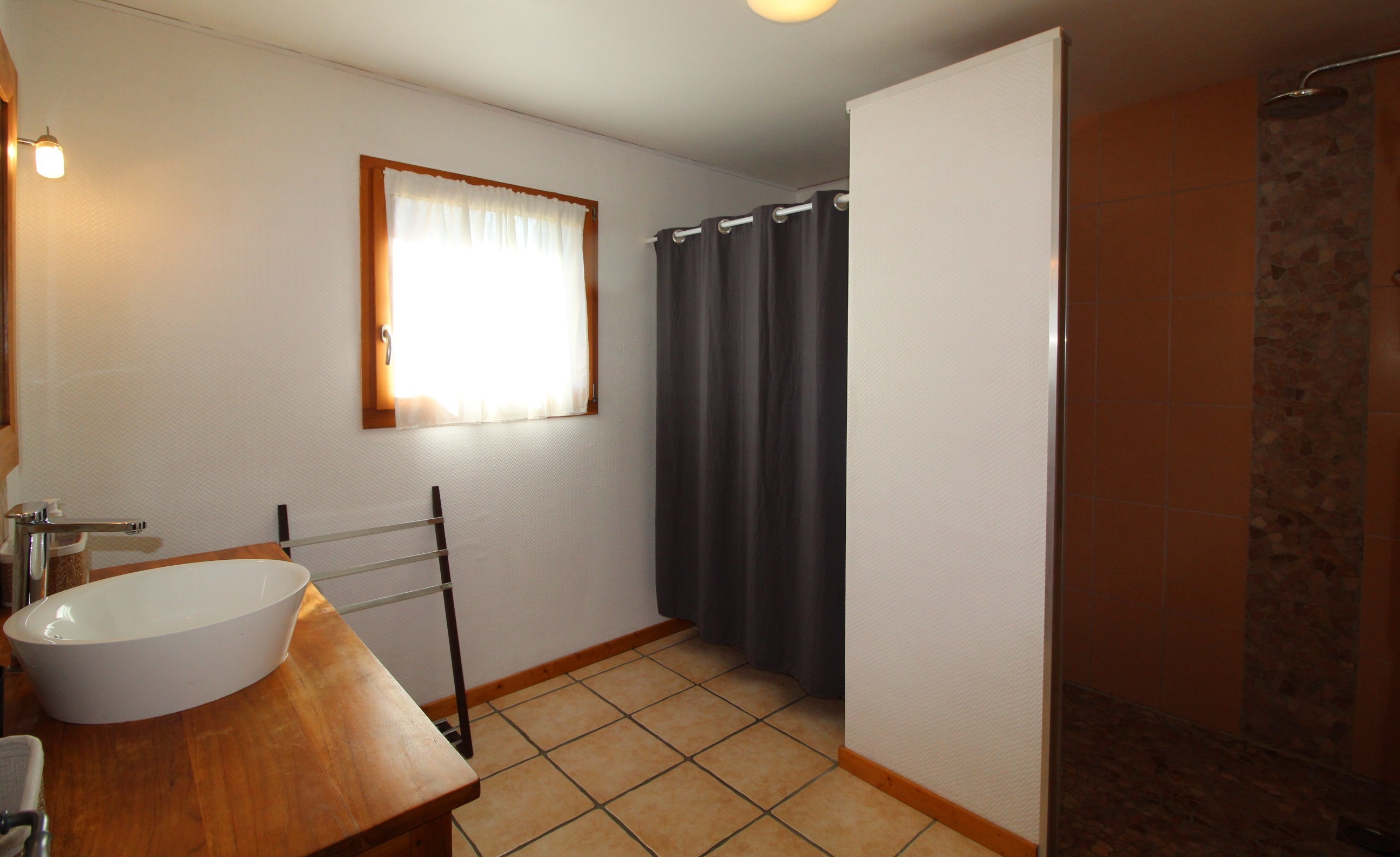 Salle d'eau avec douche italienne - Chalet Saint-Maurice-sur-Moselle