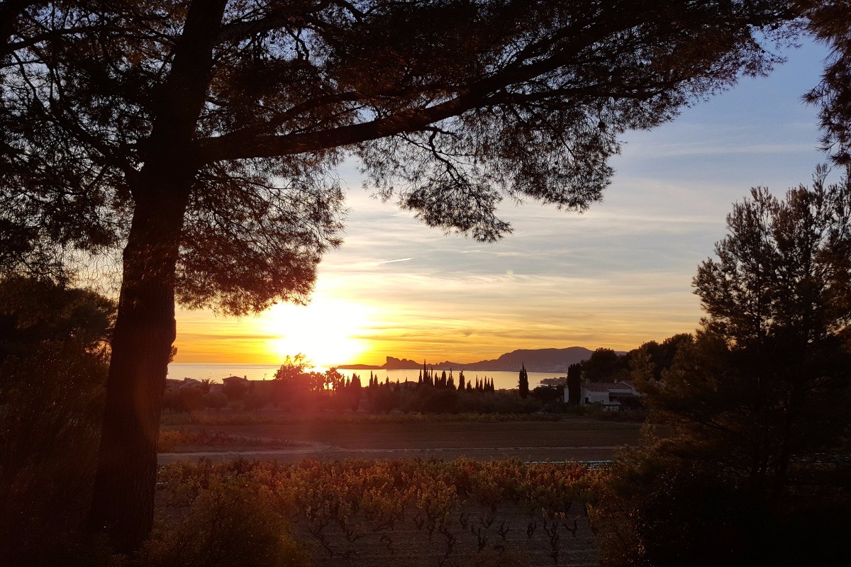 Bastide 8 personnes, piscine, jacuzzi, billard à Saint Cyr sur Mer- vue de la mer