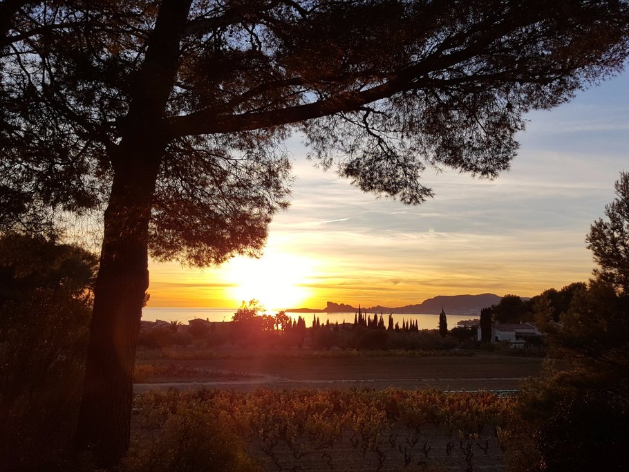 Bastide 8 personnes, piscine, jacuzzi, billard à Saint Cyr sur Mer- vue de la mer
