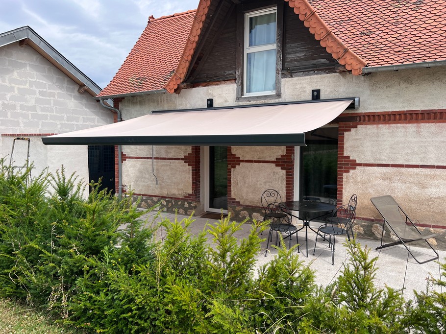 le gîte rouge et sa terrasse