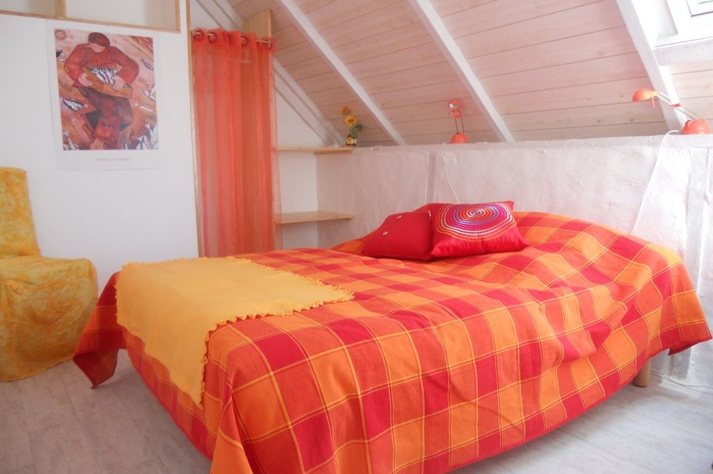 chambre 1 à l'étage avec lit 140 aux couleurs bigoudènes