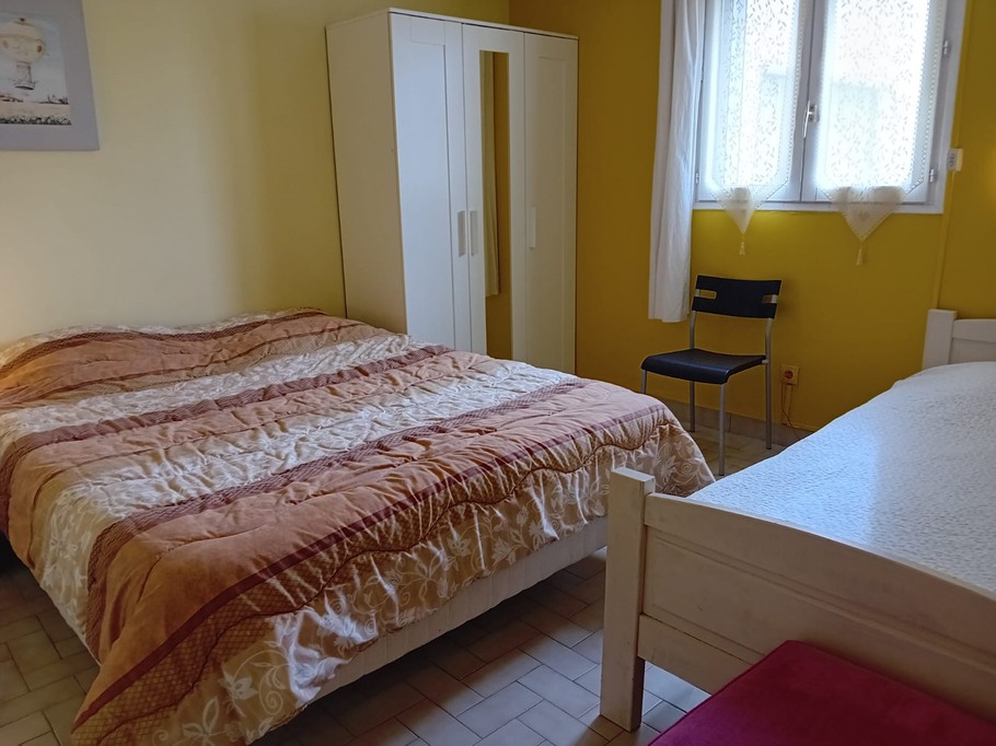 Chambre jaune (lit en 160 +lit 90)