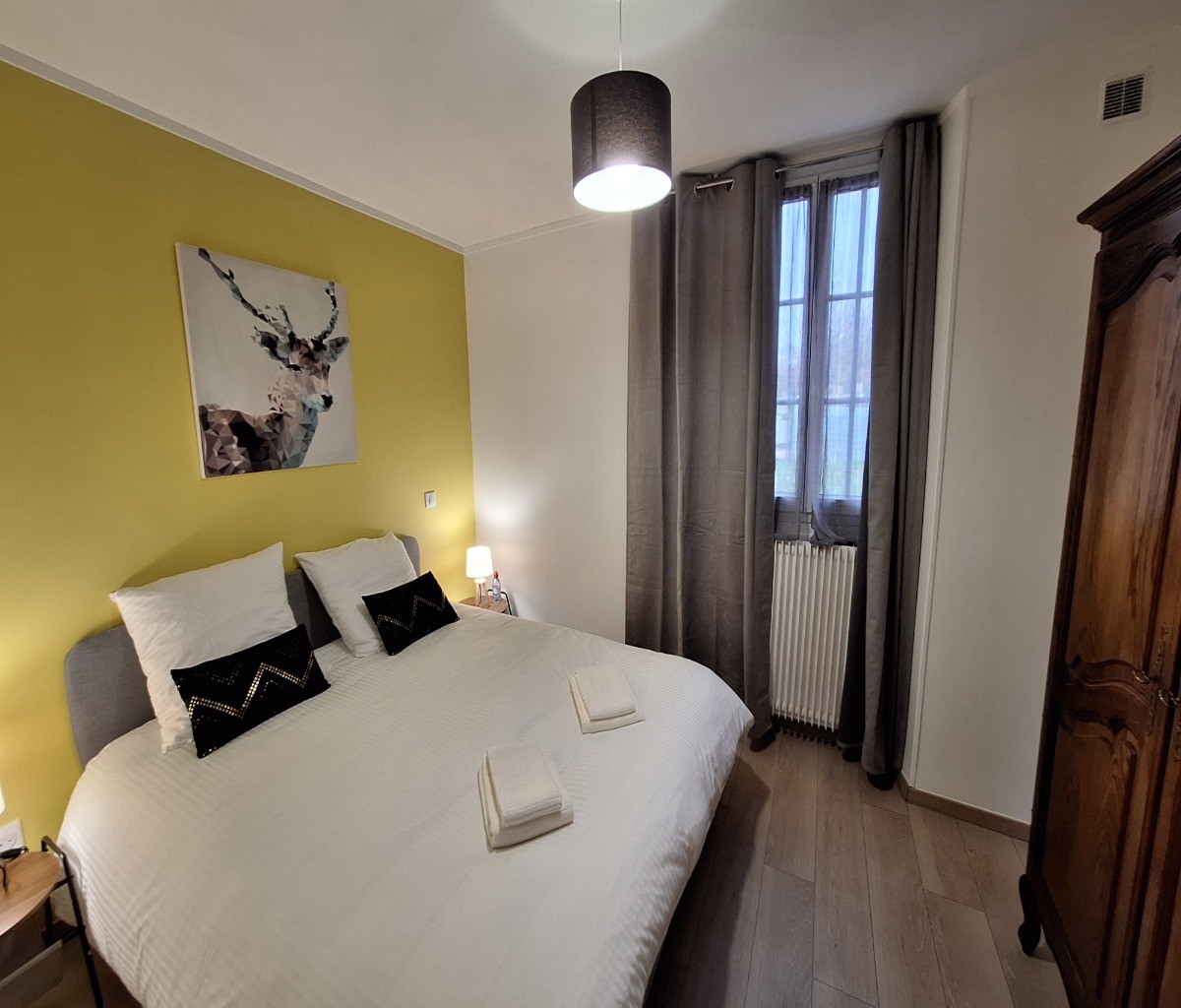 Chambre jaune au rez de chaussée