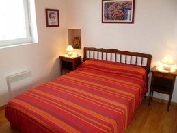 Gîte Kerguinou ,St-Pabu, Terre et Mer, lit en 140, grand placard de rangement...