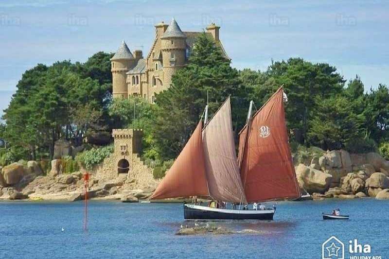 Le château de Costaeres.